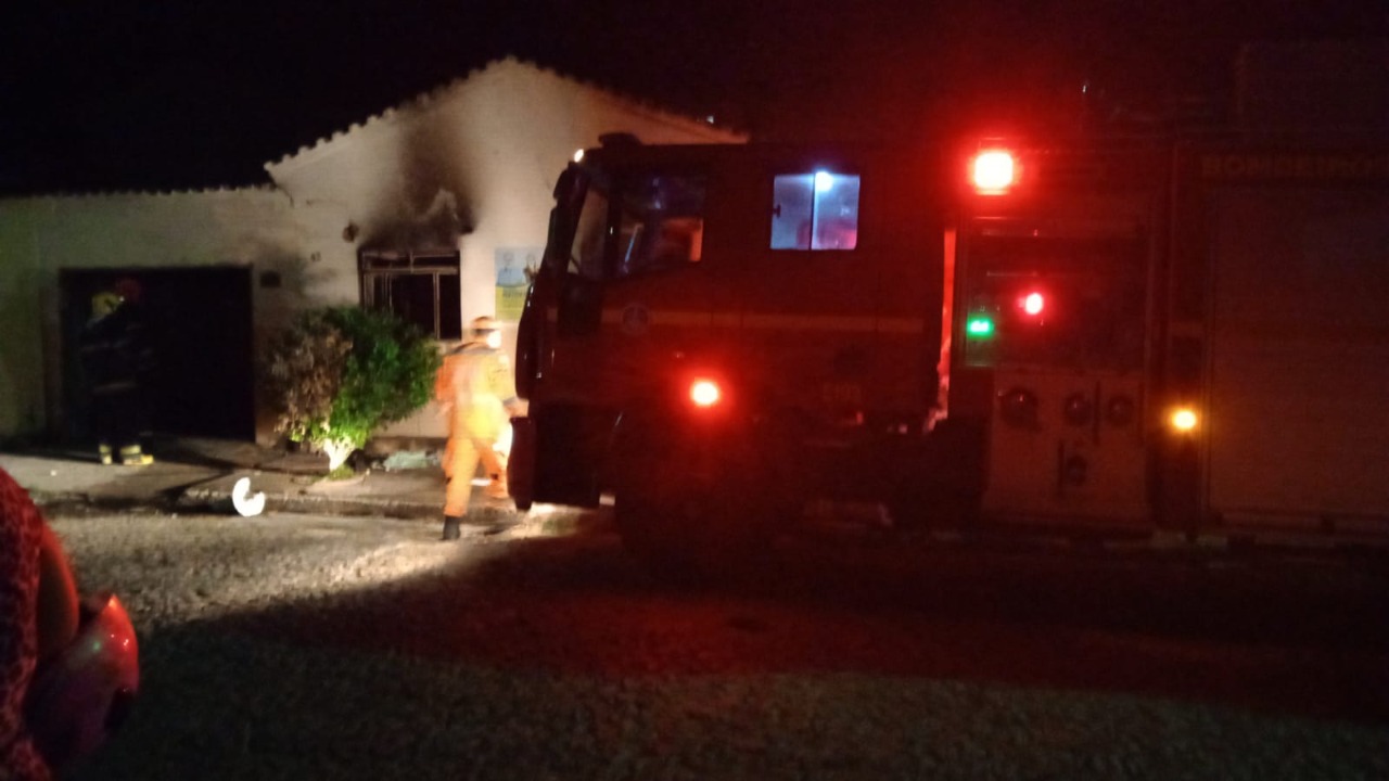 Bombeiros combatem incêndio em casa no Morada Nova