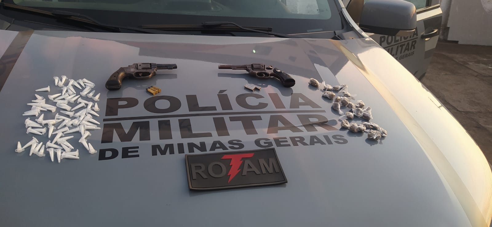 ROTAM prende homem suspeito de tráfico de drogas, com dois revólveres, em Pinheiros