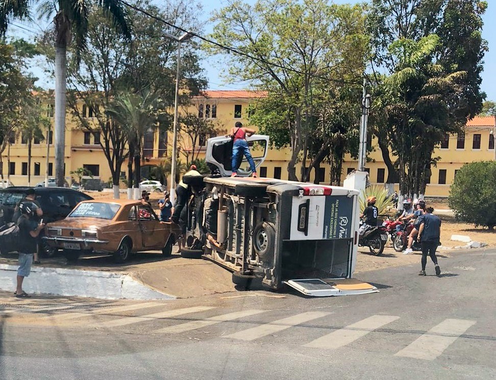 Motorista morre após bater van e passar mal em Pará de Minas; veículo pertence à locadora de Itaúna