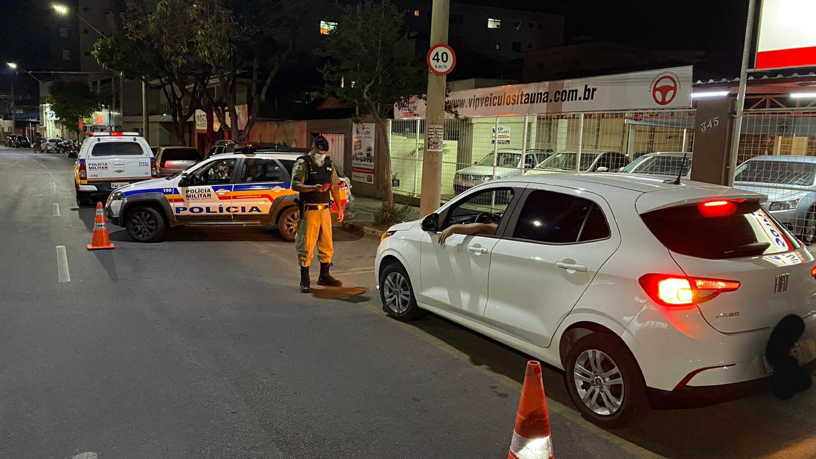 Blitz da Operação Lei Seca aborda mais de 40 veículos na Jove Soares, com flagrante de motorista alcoolizado