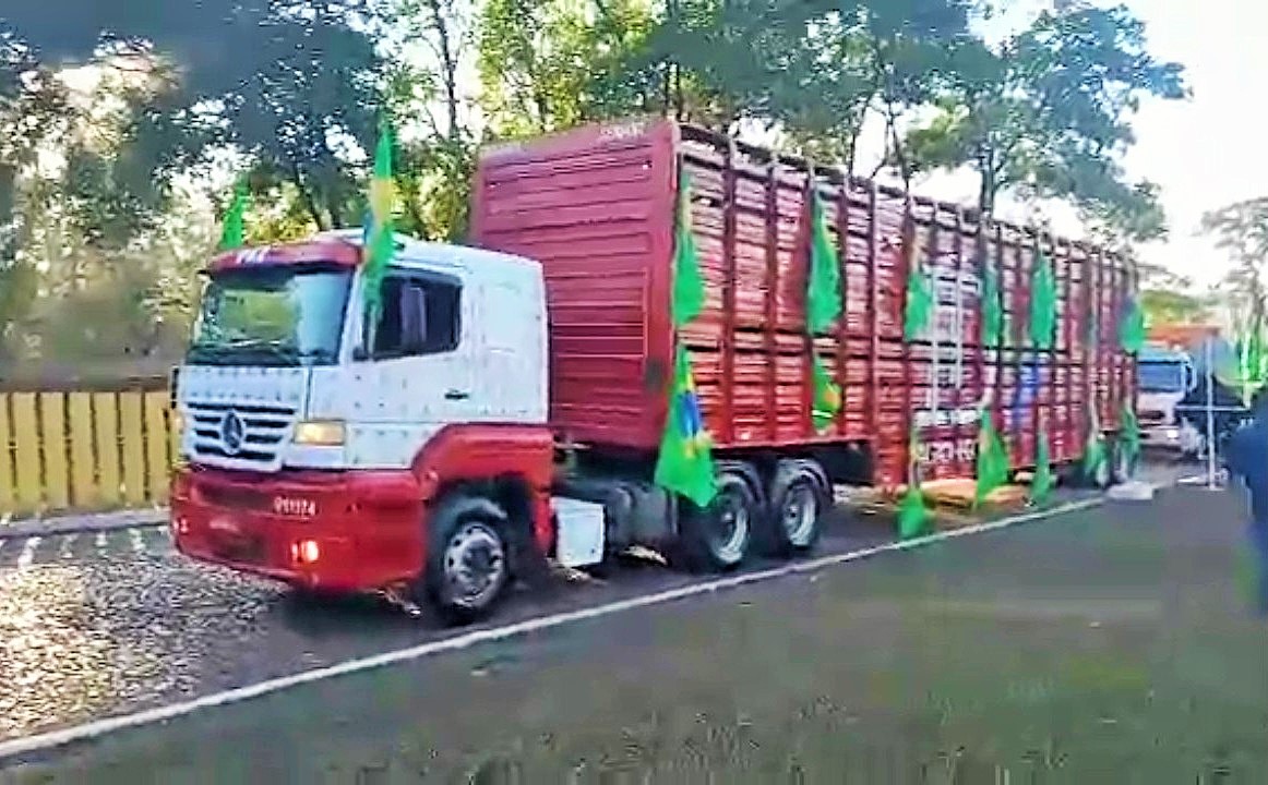 Caminhões de transporte de gado e cavalo seguem de Itaúna para atos do 7 de setembro em Brasília