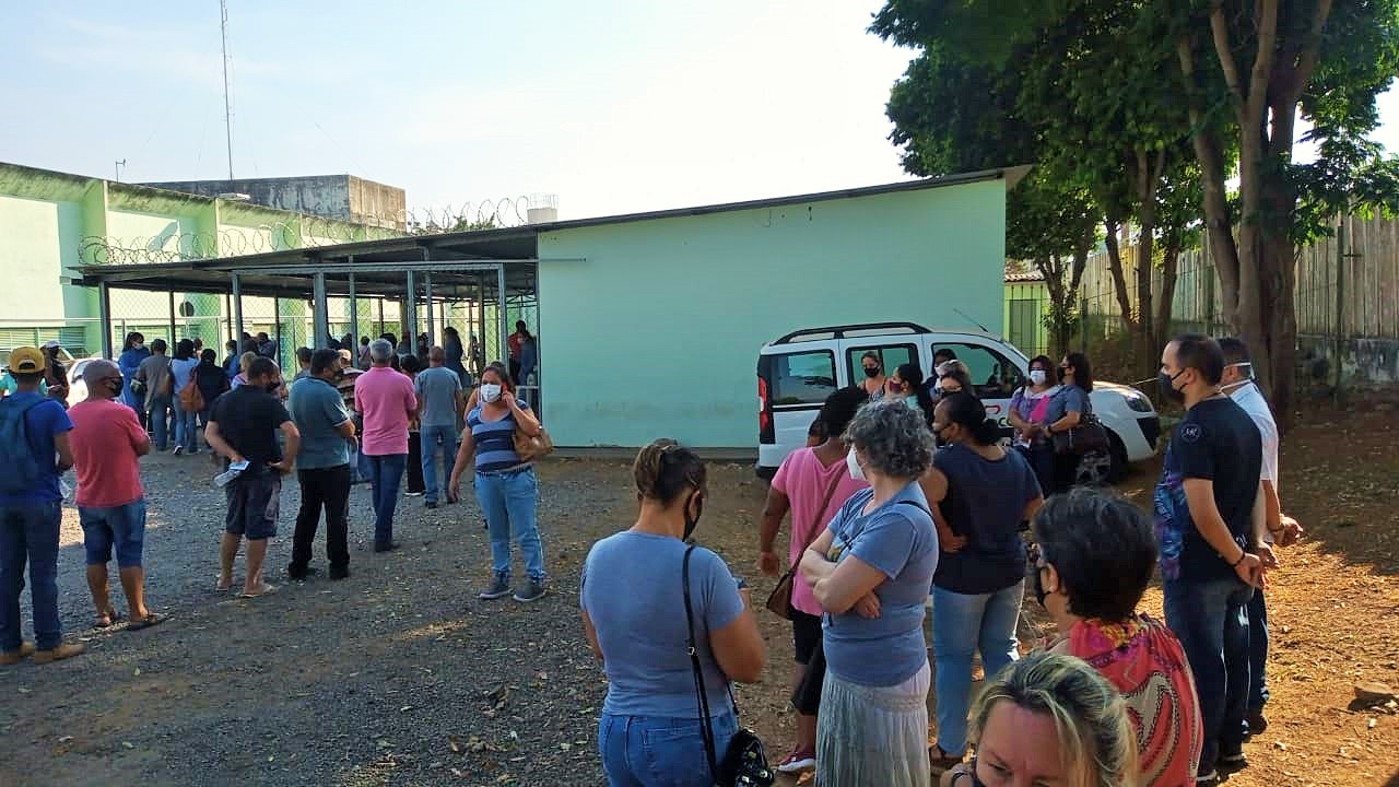 Falha de comunicação aumenta espera na fila da vacinação nesta segunda-feira (20) em Itaúna