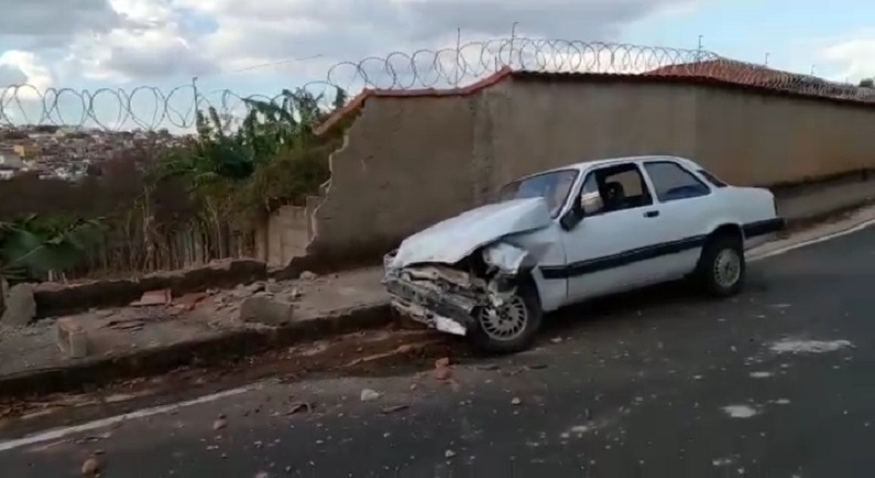 Mulher furta carro no Garcias e bate em muro no Aeroporto, durante perseguição com a PM