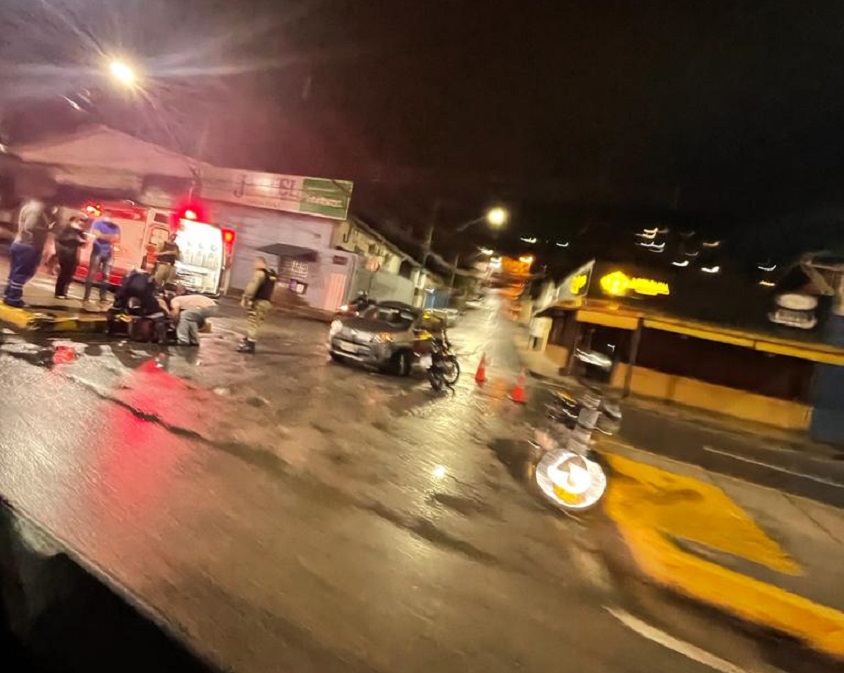 Motoboy é socorrido pelo SAMU após colisão com carro na Jove Soares