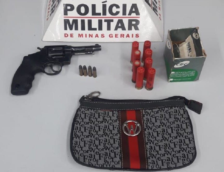 Homem ameaça pessoas com arma de fogo na rua e acaba preso pela PM em Itaúna