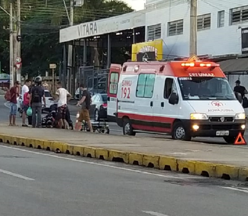 Duas vítimas são socorridas pelo SAMU após colisão carro x moto na Jove Soares