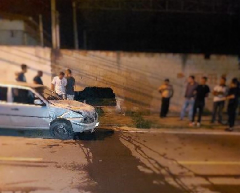 Motorista bate contra muro de residência e abandona carro no bairro Três Marias