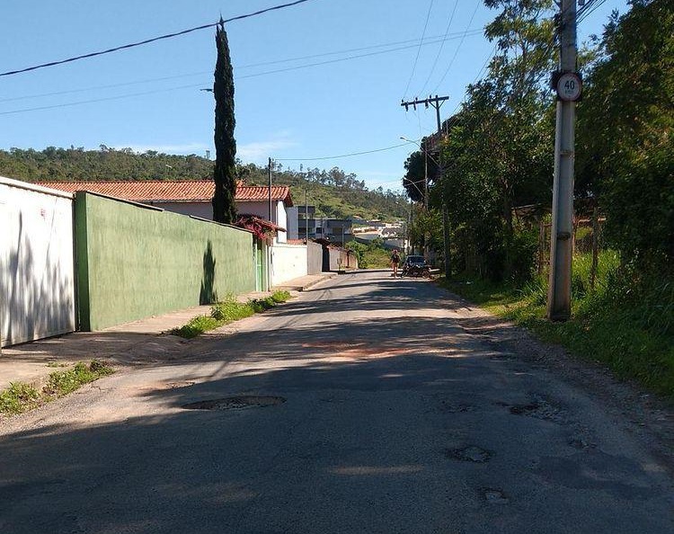 Buracos, falta de capina e drenagem: morador aponta abandono no Chácara do Quitão e cobra providências