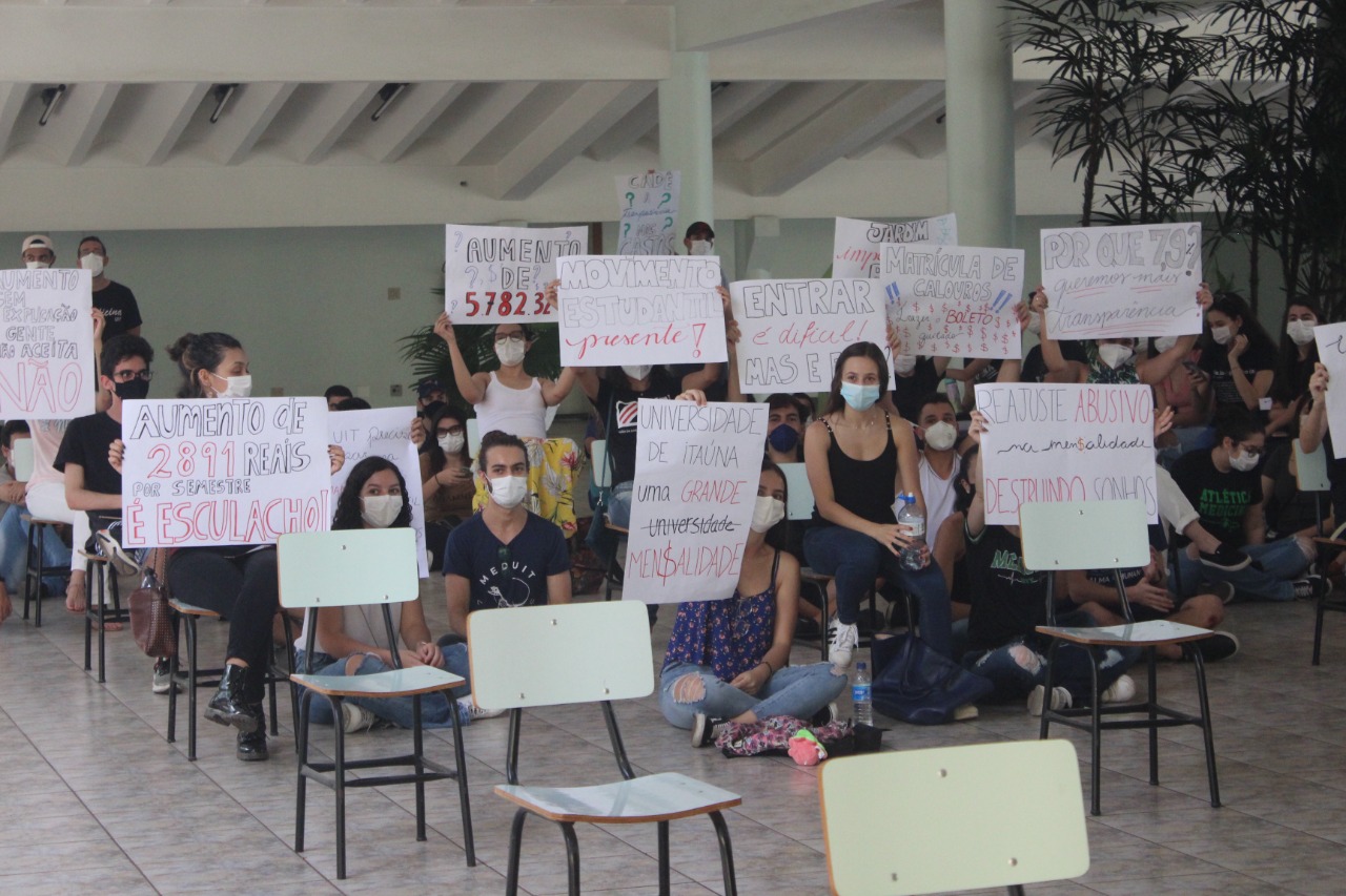 Aumento de 7,95% no curso de medicina: estudantes protestam na Universidade de Itaúna e PM é acionada