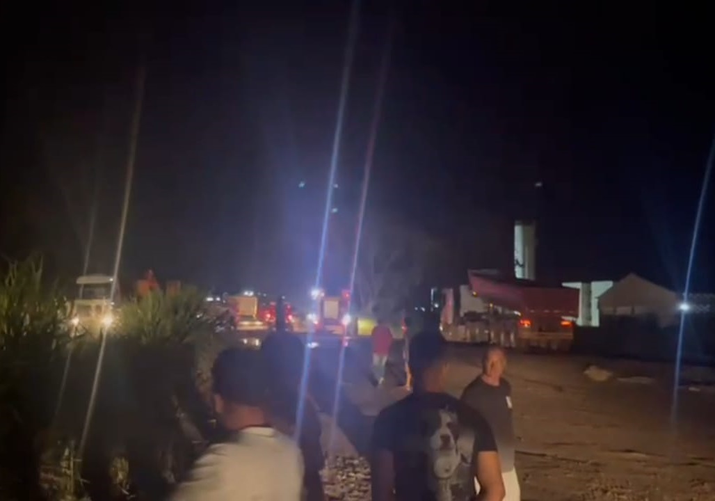 Carreta atinge fiação ao descarregar na MG-431 e deixa bairros de Itaúna sem energia por horas