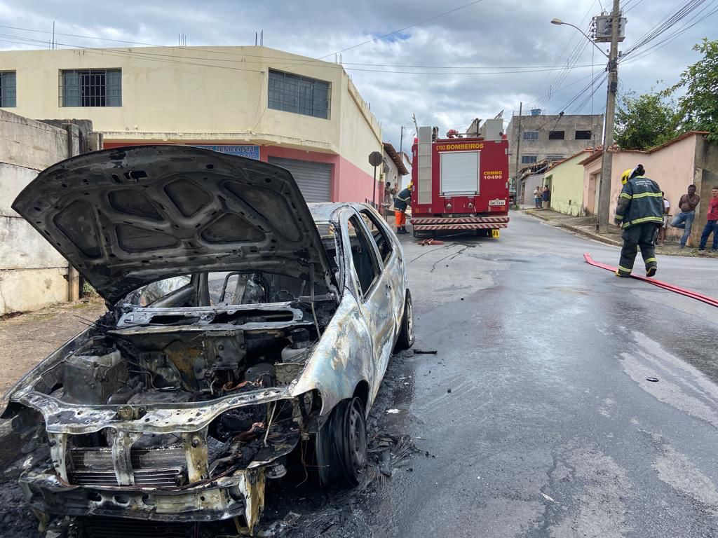 Carro fica destruído após incêndio no bairro Aeroporto