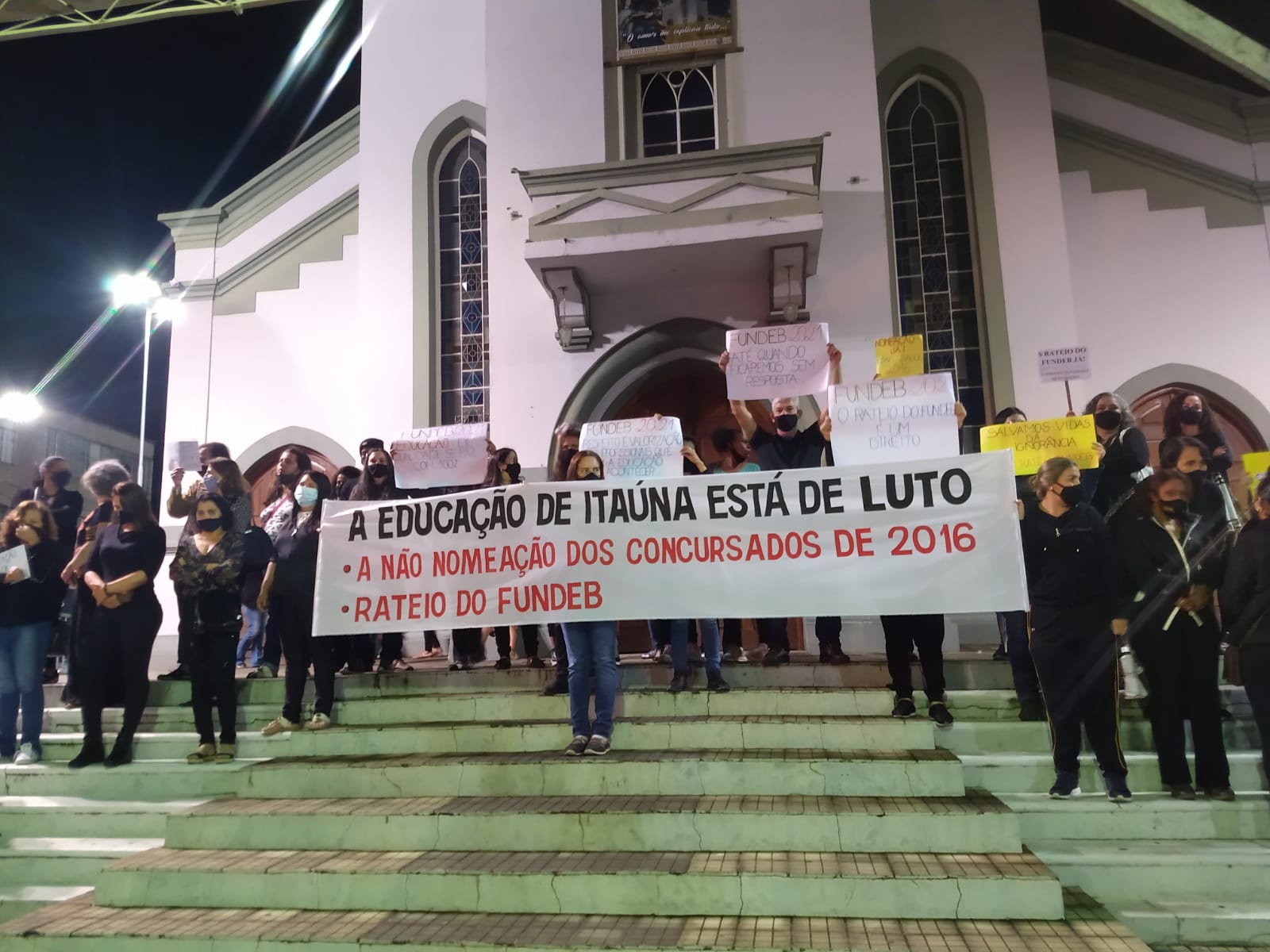 Professores protestam por nomeação de concurso de 2016 e repasse do Fundeb em Itaúna