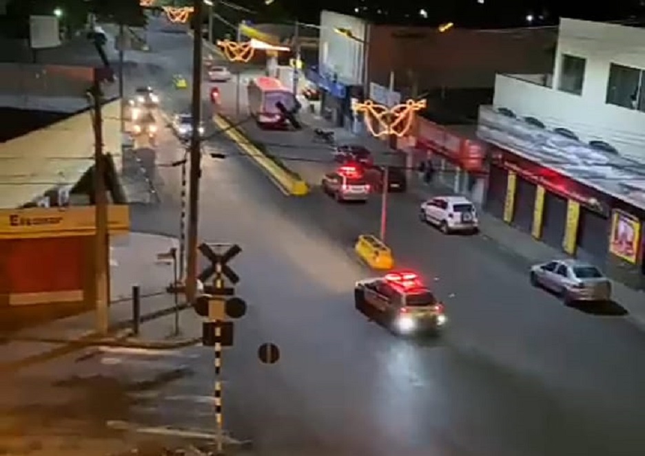 Indivíduo com passagens causa perseguição policial com tiros no Centro de Itaúna