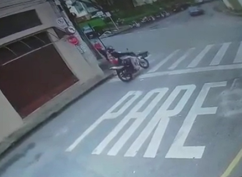Polícia Civil investiga furto de moto na Rua XV de Novembro; suspeito não é localizado pela PM