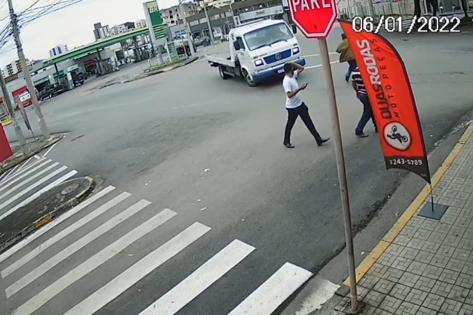 Vídeo mostra momento em que pedestre é atropelado por caminhão na rotatória da Rua Silva Jardim