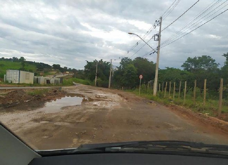 “Vergonha”: Prefeitura promete paliativo para refazer asfalto entregue em julho no Morro do Engenho