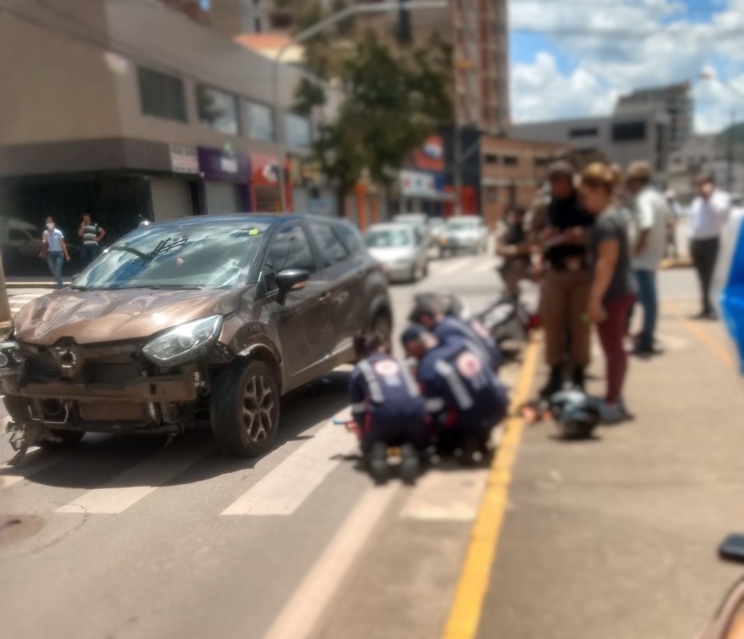 Jovem é levado pelo SAMU ao hospital após choque entre carro e motocicleta na Av. Jove Soares