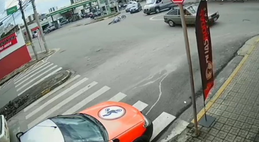 Vídeo flagra colisão entre van e motocicleta na rotatória da Rua Silva Jardim, em Itaúna