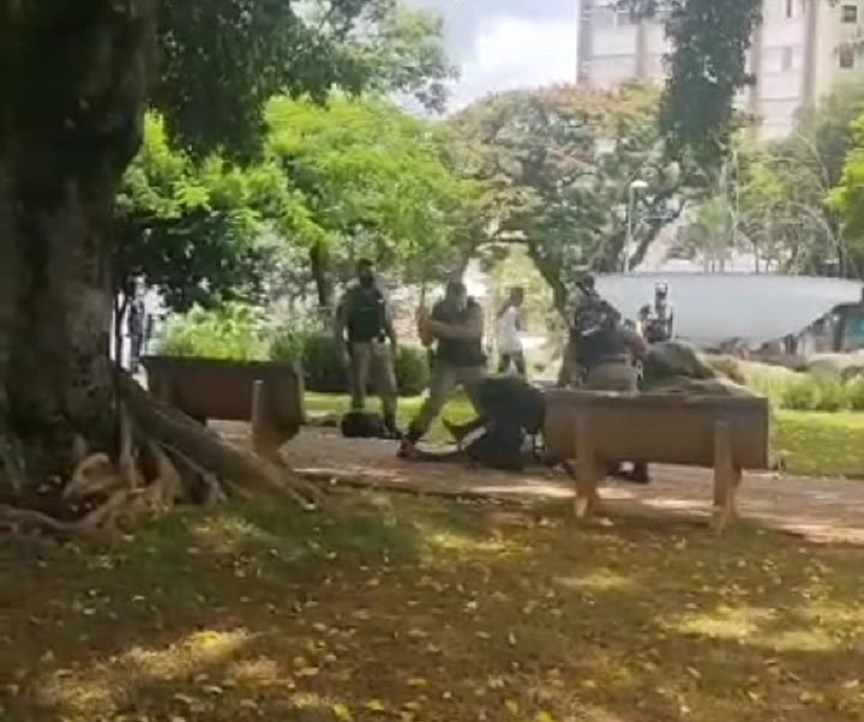 PM abre procedimento para apurar agressão a moradores de rua na Praça Dr. Augusto Gonçalves