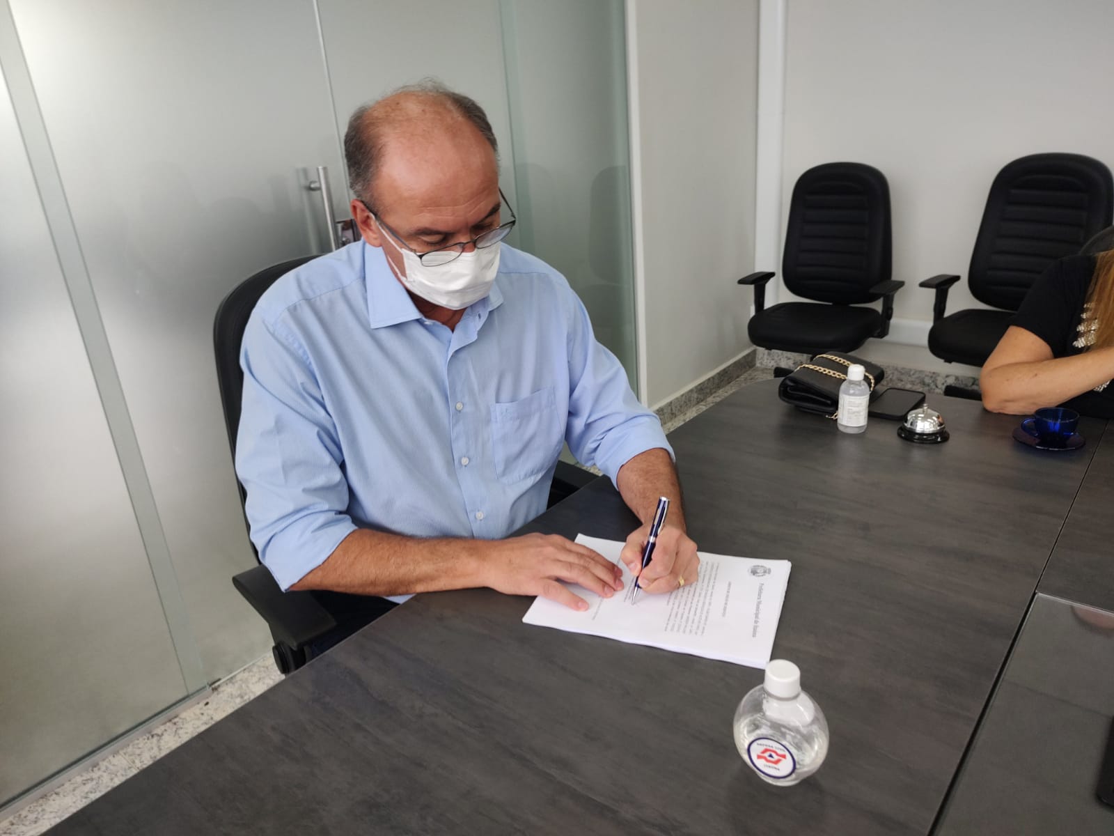Neider assina novos contratos de asfalto e calçamento para vias de Itaúna: total de R$ 7,03 milhões