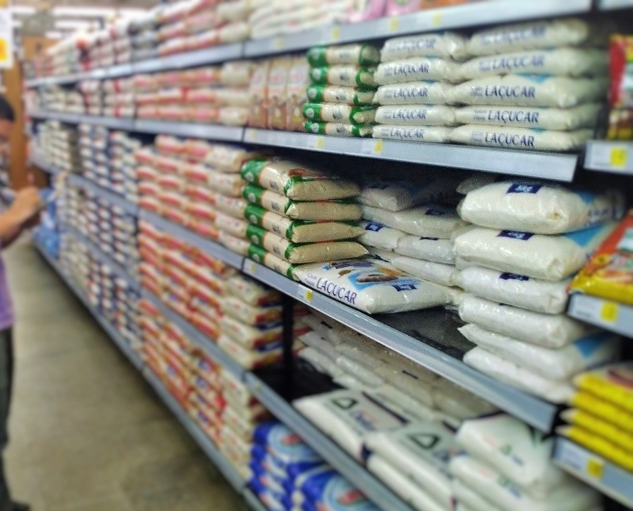 Fiscalização do Procon encontra diferença de preços nos caixas em supermercados de Divinópolis