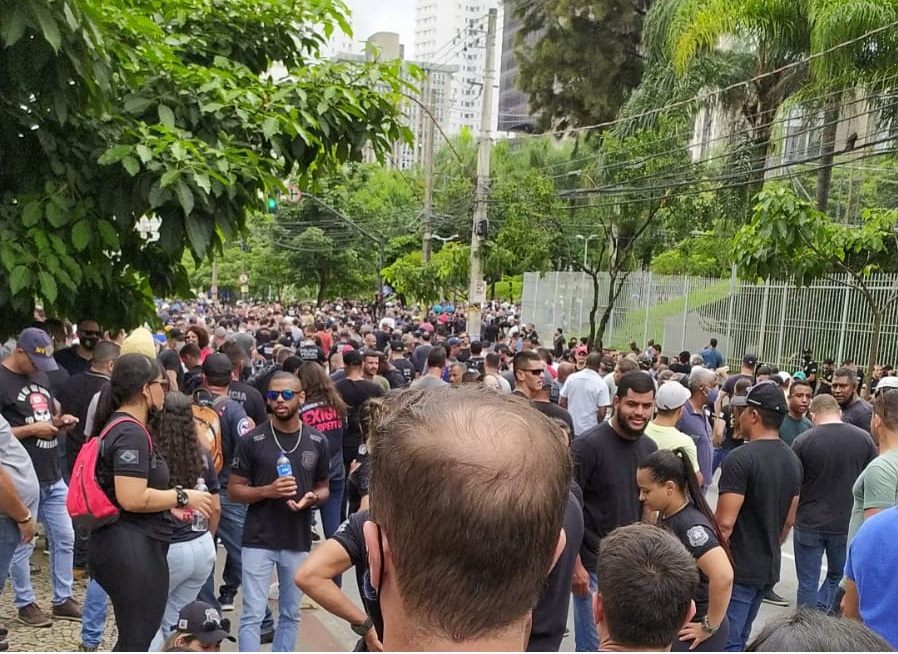 Manifestação de policiais e bombeiros em BH tem adesões de vereador e profissionais de Itaúna