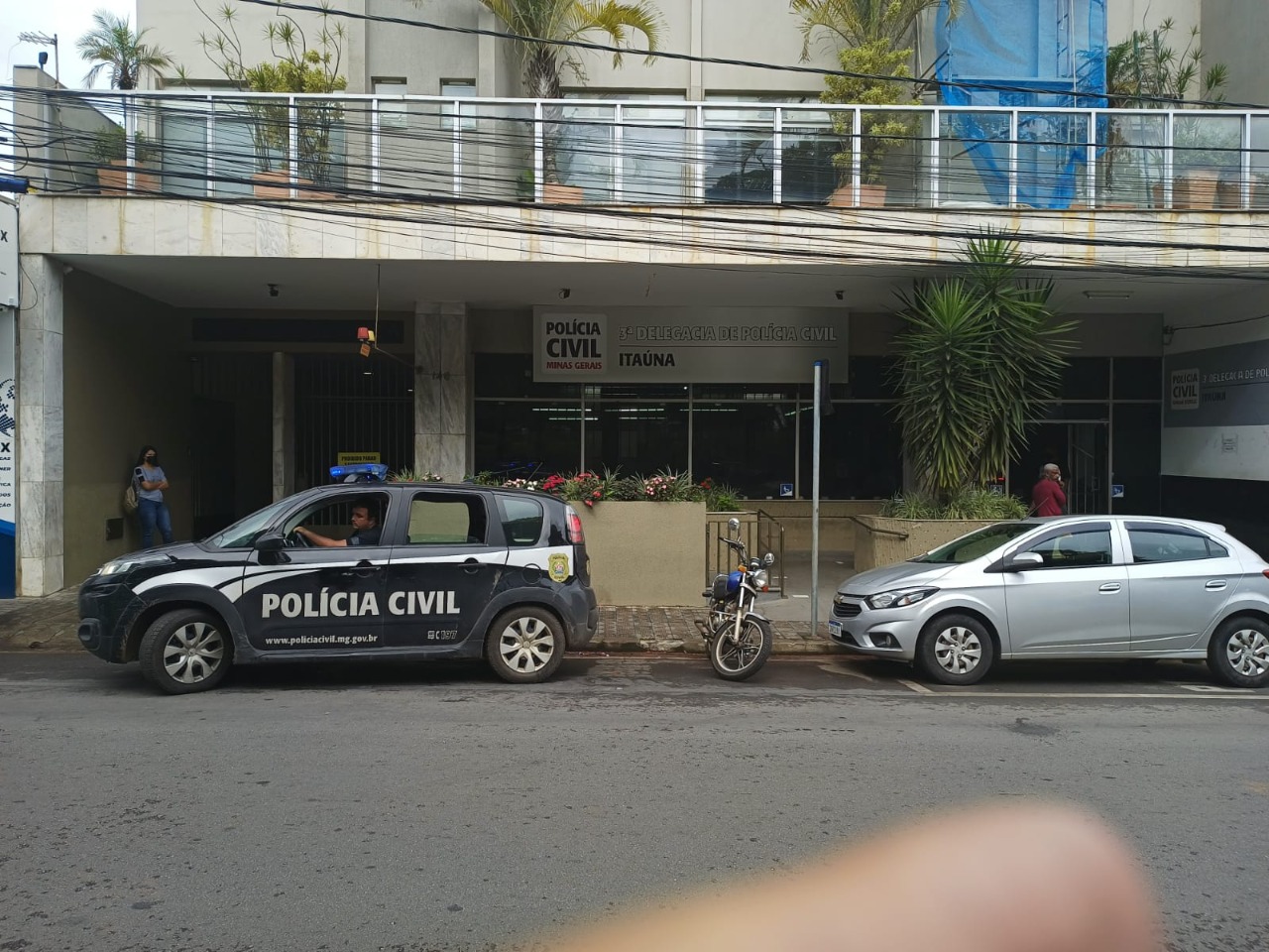 Polícia Civil prende em Itaúna dois suspeitos de matar mulher de 44 anos; investigações continuam
