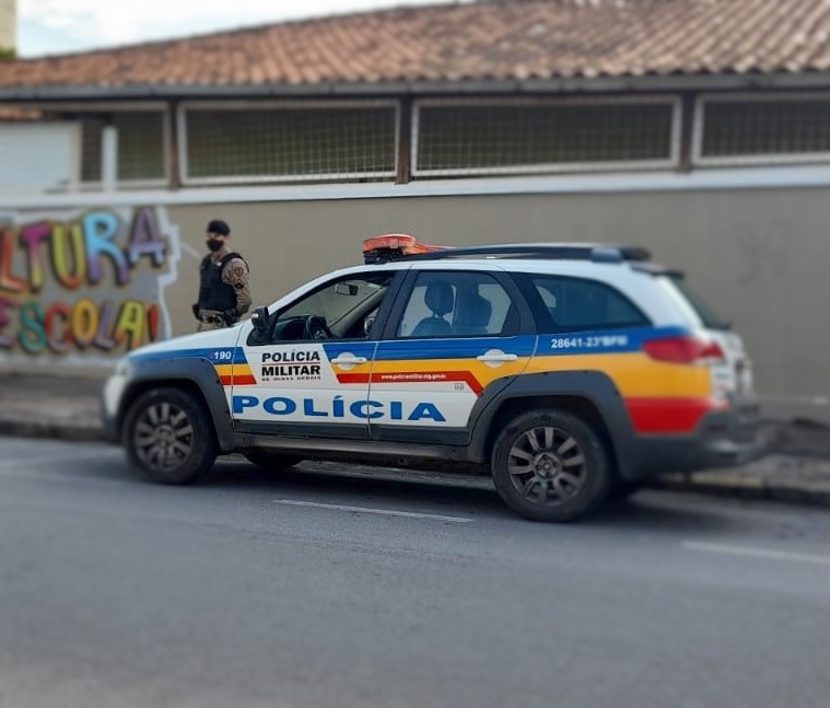 Táxi roubado em Itaguara é encontrado pela PM no Centro; taxista foi deixado próximo à Itaúna
