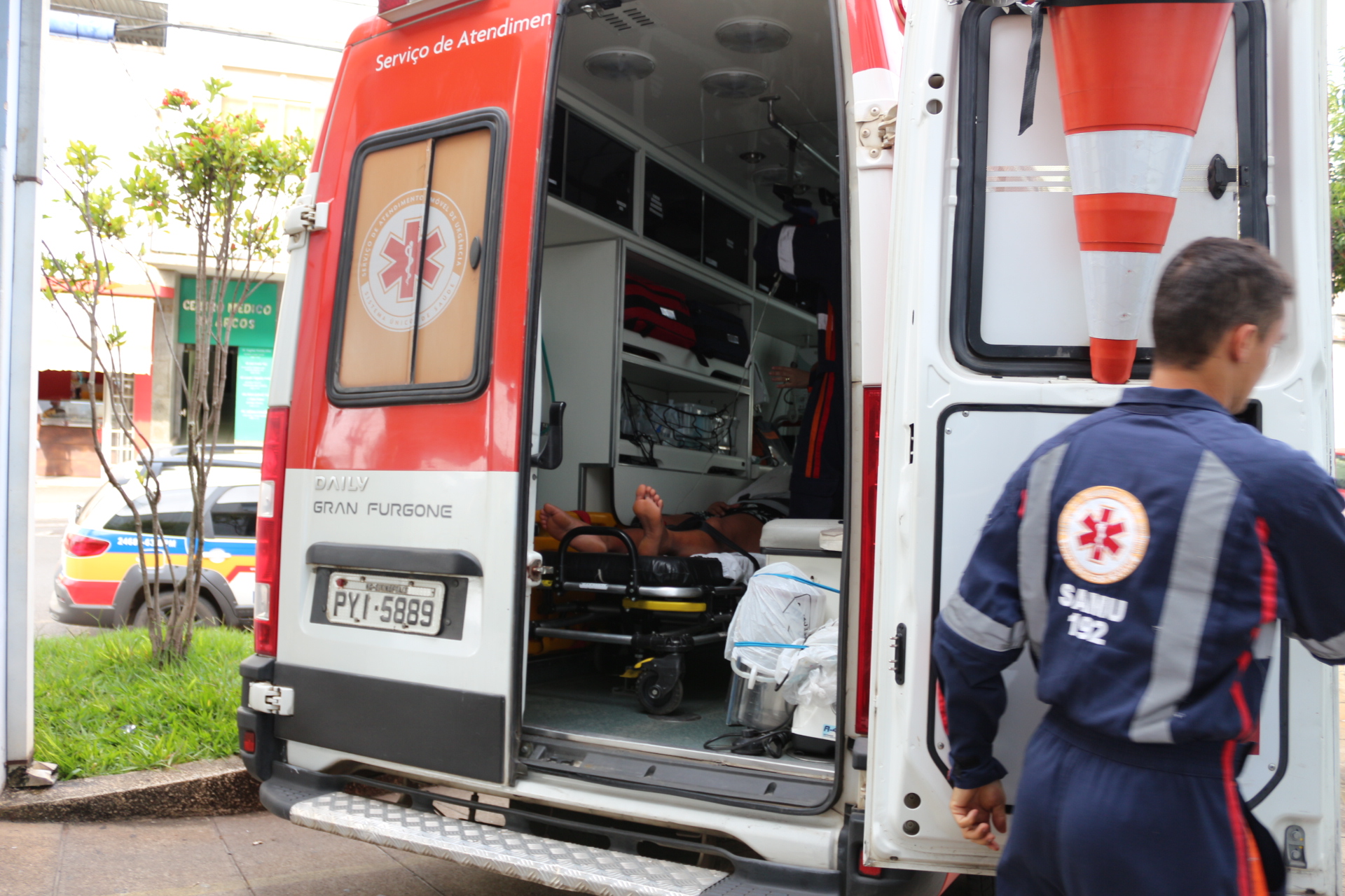 Motociclista derrapa e sofre queda em frente à padaria no Cerqueira Lima; vítima socorrida pelo SAMU