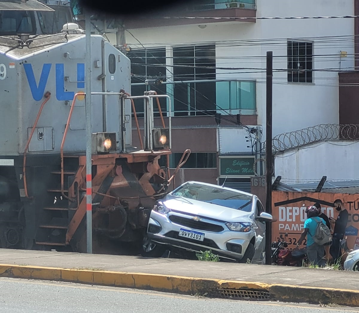 Susto na linha férrea: carro com idosas é arrastado por 70 metros após colidir com trem em Itaúna