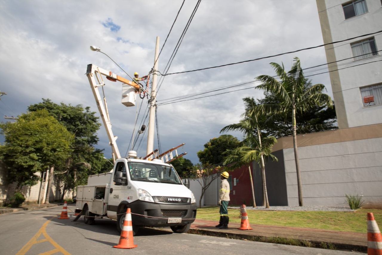 Cemig abre concurso com 250 vagas para eletricista de redes de distribuição em nove regiões de Minas