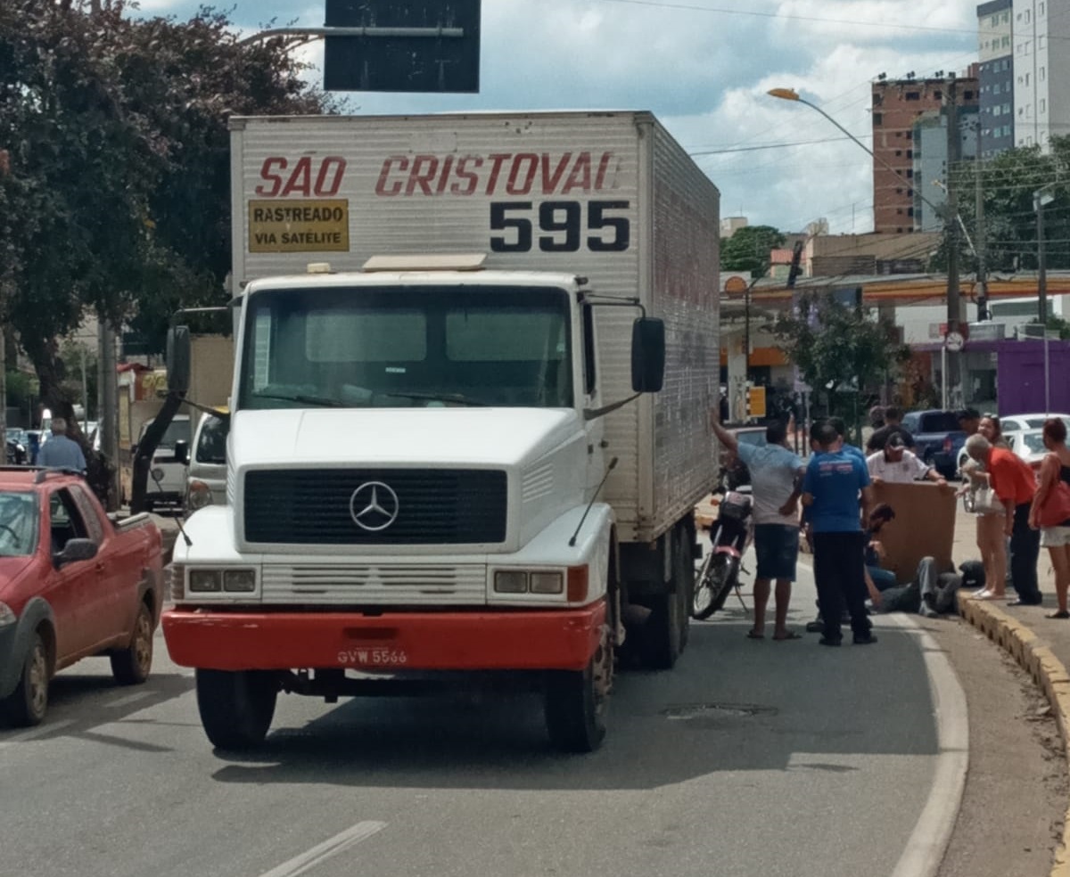 Motociclista é socorrido pelo SAMU após colidir com caminhão na Jove Soares nesta quarta (6)