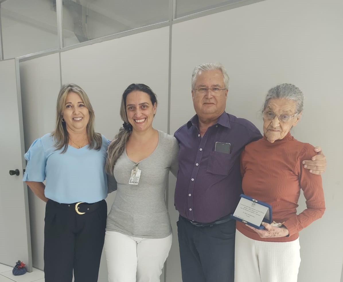 Enfermeira Maria Emy é homenageada após 55 anos de serviços no Hospital Manoel Gonçalves