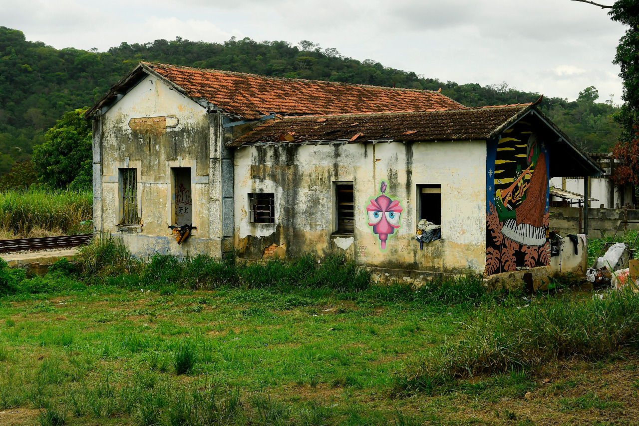 Abandonada após jogo de empurra, Estação Ferroviária de Santanense pode virar centro cultural