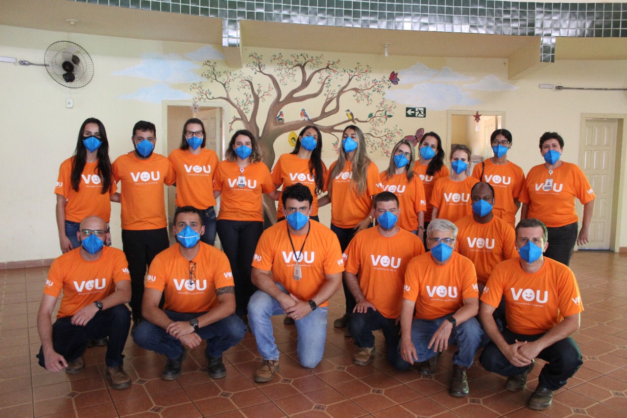 Voluntários da Mineração Usiminas promovem ação de Páscoa para assistidos da Abraci em Itatiaiuçu