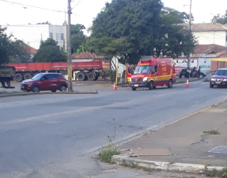Motociclista morre após colidir com carreta na Av. Dr. Miguel Augusto Gonçalves, em Itaúna