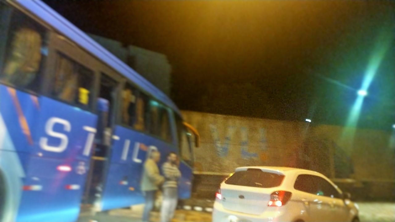 Passageira é encaminhada ao hospital após ônibus colidir com trem na Av. São João, em Itaúna