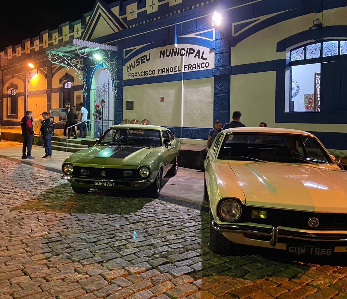 Estação Carburada, às quintas-feiras na Praça da Estação, reúne aficionados por carros antigos em Itaúna
