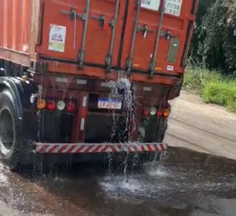 Vazamento de óleo na MG-431 entre Itatiaiuçu e Itaúna deixa pista escorregadia, com risco para motoristas