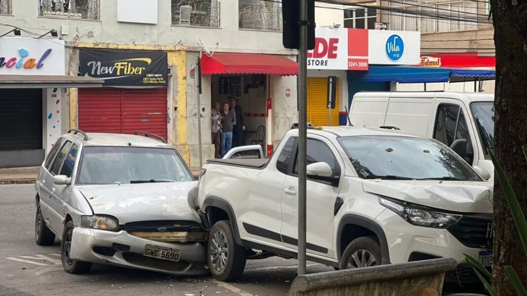 Mulher embriagada é presa após colidir em carro na Praça Dr. Augusto Gonçalves, nesta quinta (9)