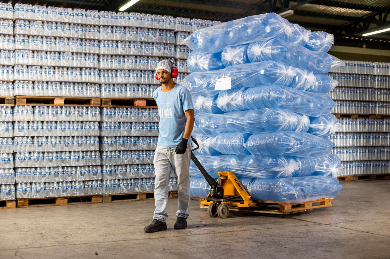 Indústria de água mineral de Itaúna recicla garrafas e tampas; mais de 11 mil kg transformados em 2021
