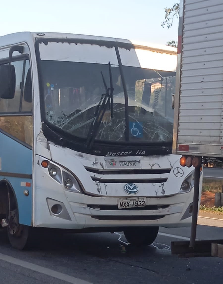 Micro-ônibus da Saúde colide em caminhão na BR-262 em Betim; segundo a Prefeitura, pacientes estão bem