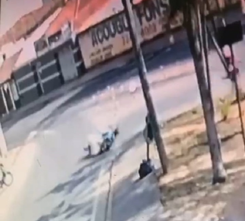 Vídeo mostra motofretista levando “tombo” ao subir a Rua Agripino Lima, no Centro: “areia na pista”