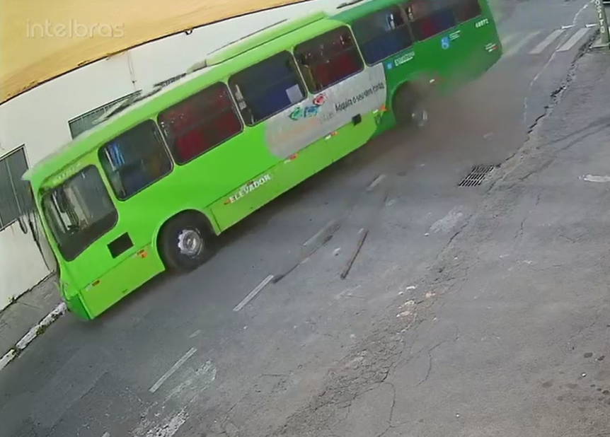 Vídeo mostra ônibus “quicando” após passar em travessia elevada e quebrar o eixo em rua de Betim
