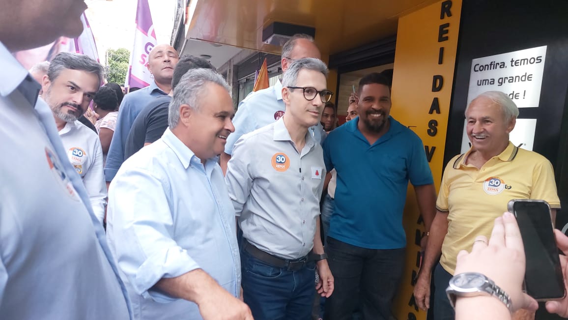 Em campanha, Zema percorre obras do trevo do Morro do Engenho e conversa com eleitores em Itaúna