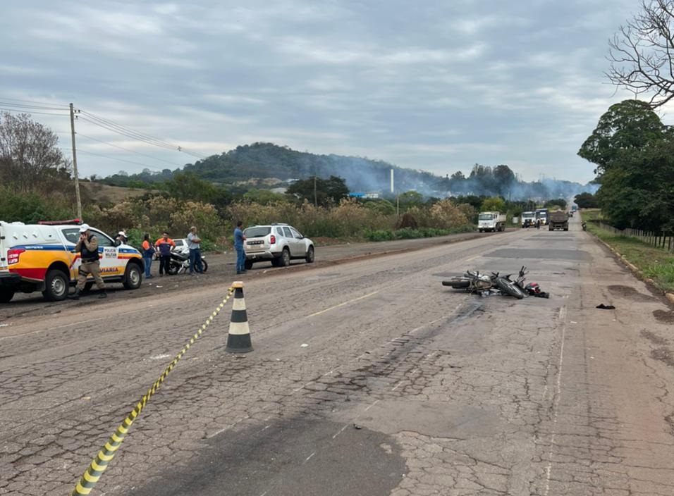 Motociclistas colidem na MG-431 sentido Pará de Minas