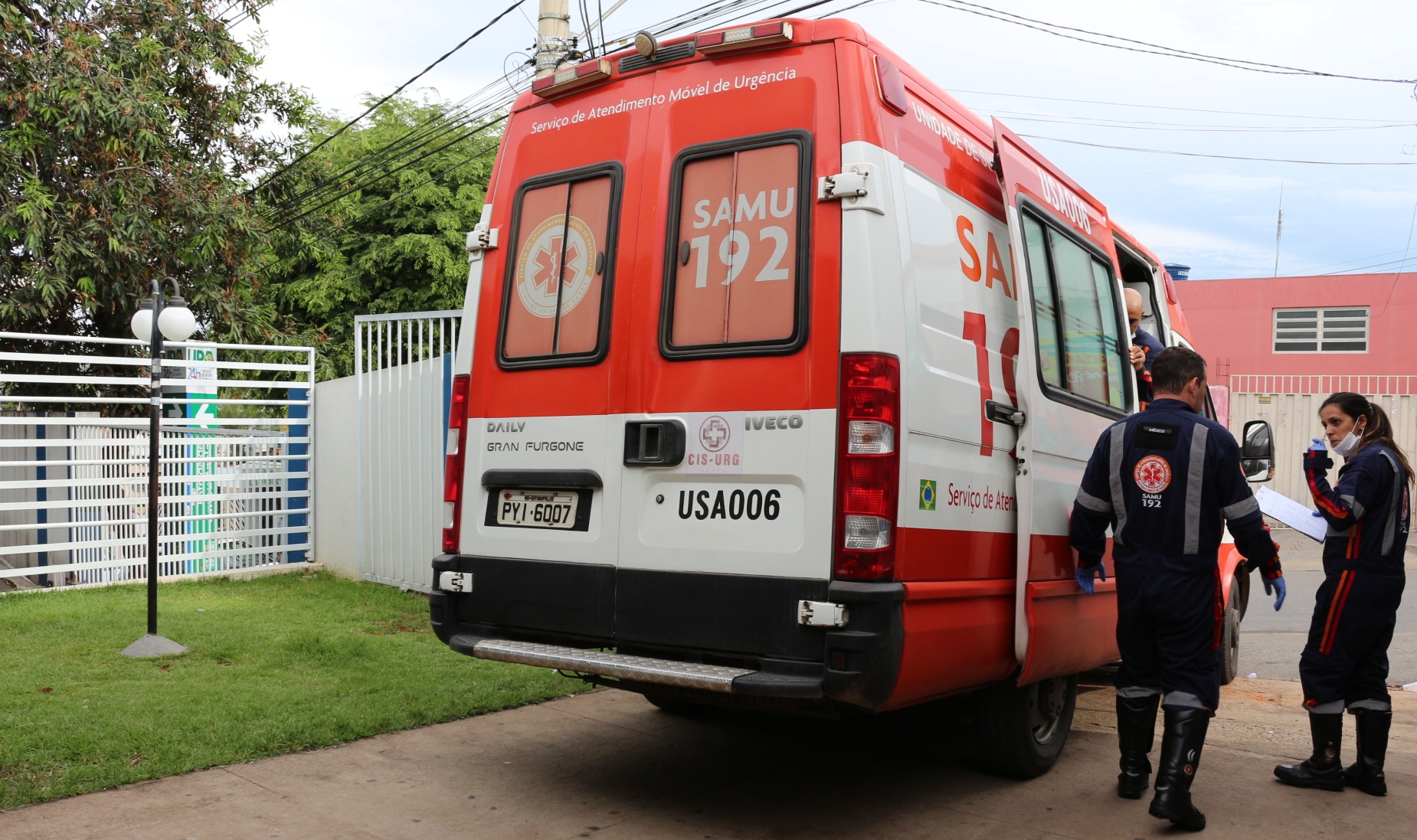 Idosos são socorridos por ambulância do SAMU após capotamento na Av. Lenhita, no Leonane