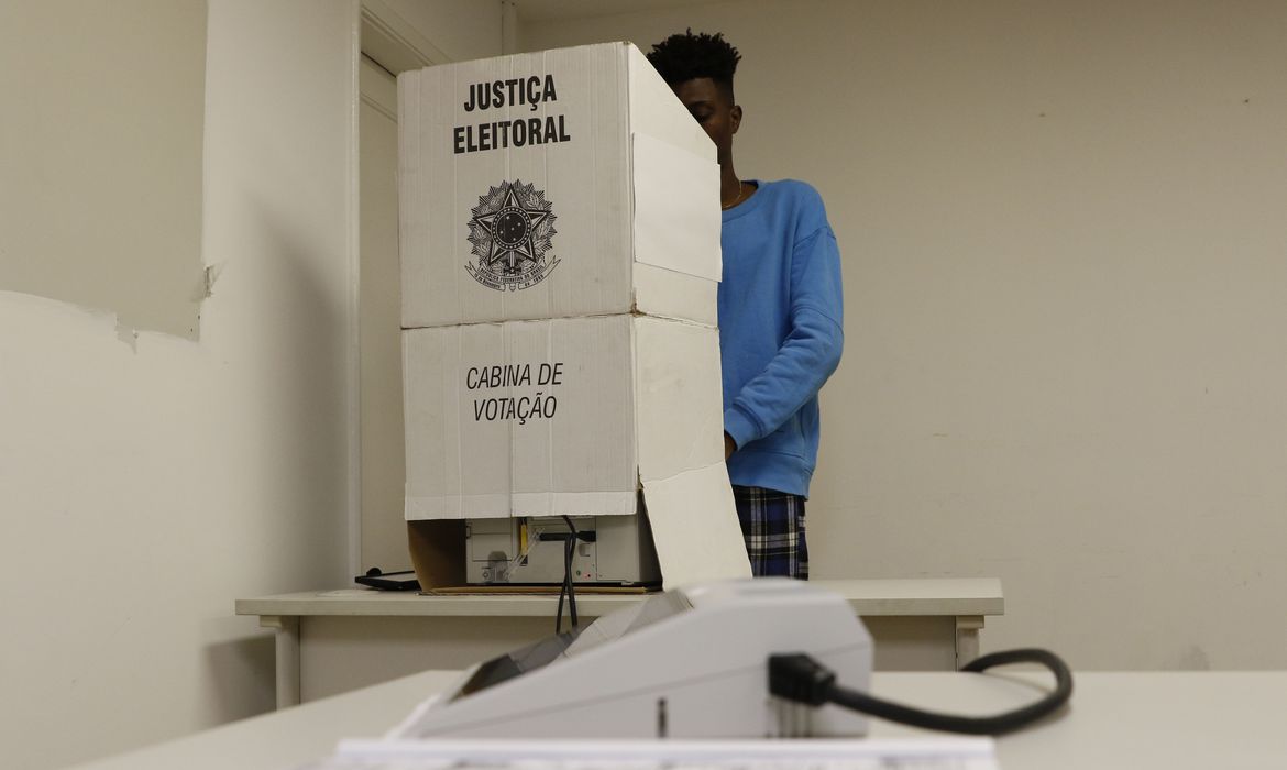 Justiça Eleitoral terá maior rigor para proibição de celulares e dispositivos eletrônicos durante a votação