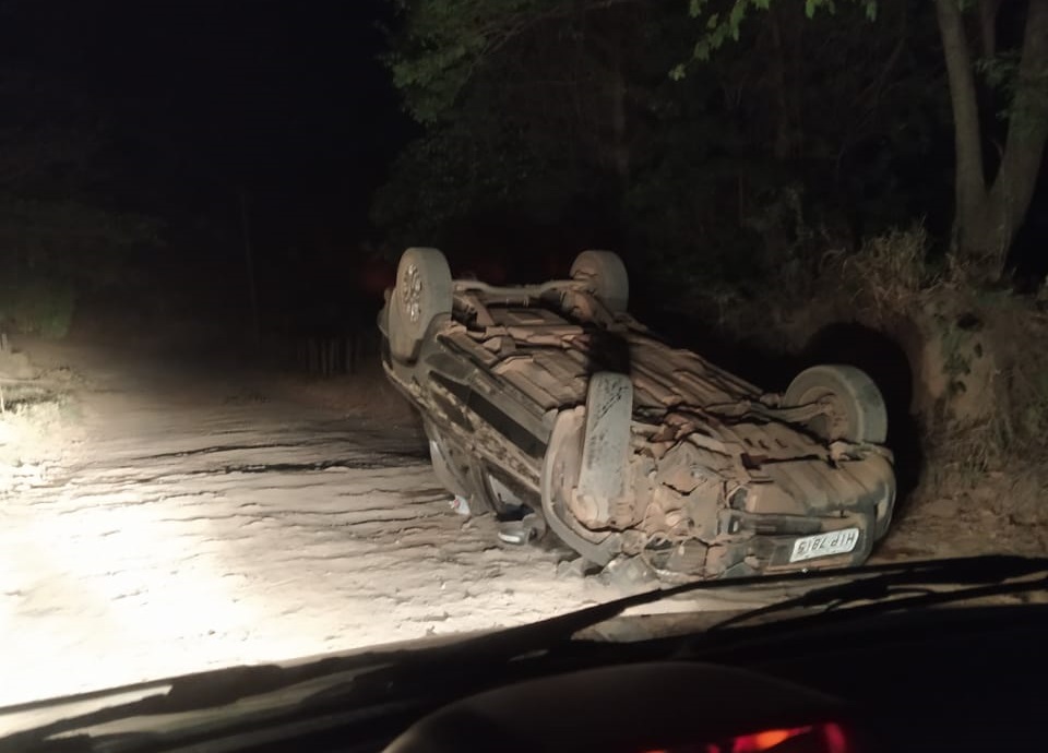 Picape desvia de veículo e capota na estrada de Angicos