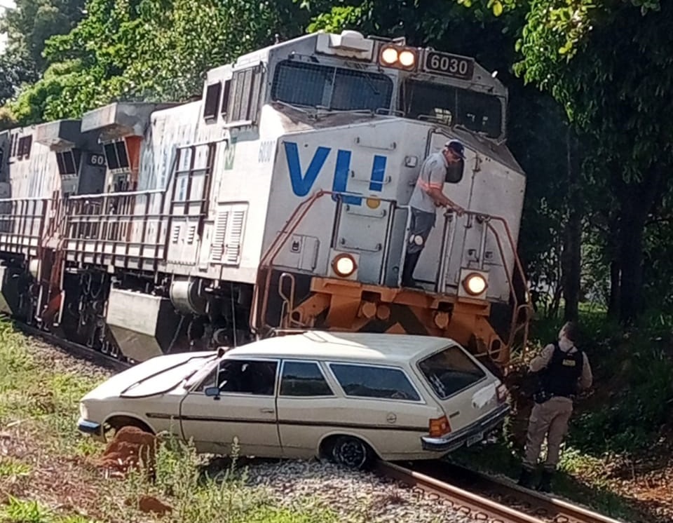 Choque na linha férrea: carro é arrastado por composição da VLI em travessia de Itaúna